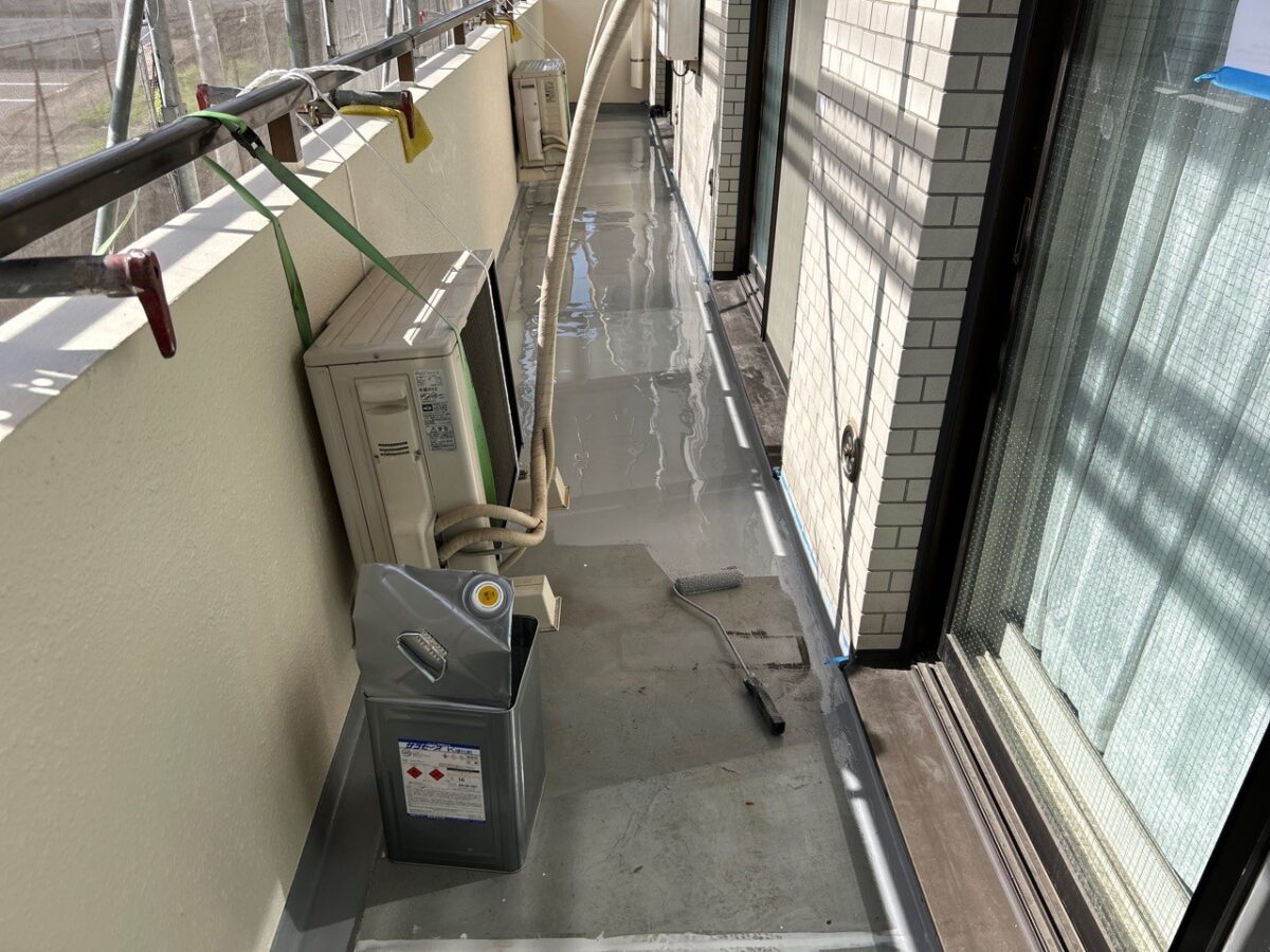 2425236 | 防水工事は神奈川県横浜市の横浜防水職人 ベランダ防水ウレタン一層目塗布