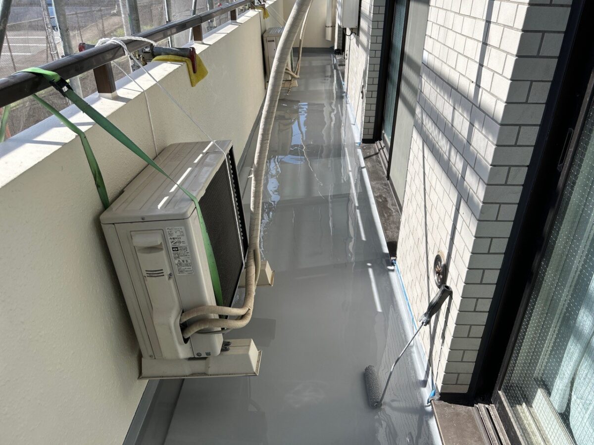 53236131 | 防水工事は神奈川県横浜市の横浜防水職人 ベランダ防水ウレタン二層目塗布