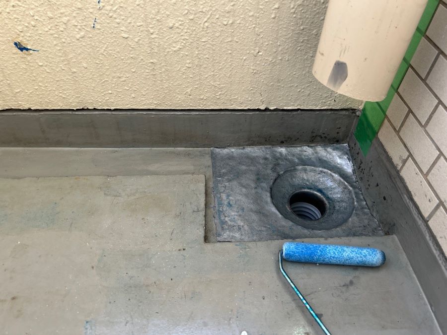 m26 | 防水工事は神奈川県横浜市の横浜防水職人 排水周りプライマー塗布
