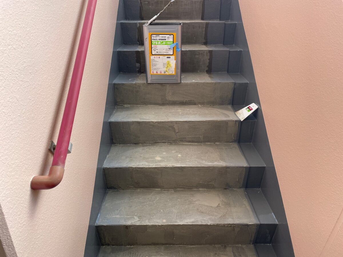 長尺シート専用接着剤塗布
