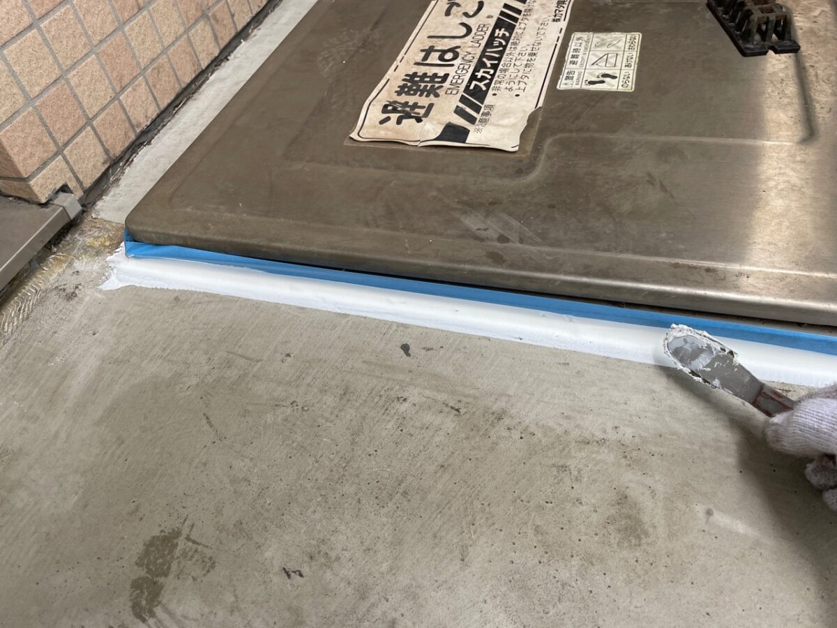line_33584403831301 | 防水工事は神奈川県横浜市の横浜防水職人 避難ハッチ周りシーリング