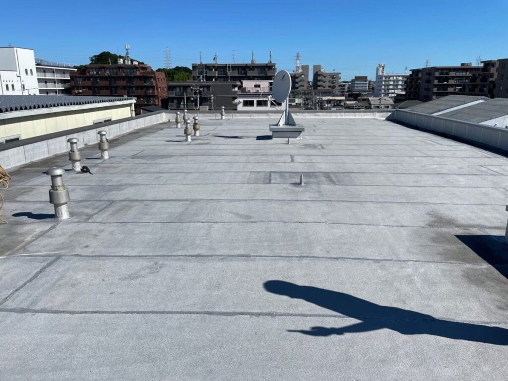 施工前の屋上全景。既存シートの継ぎ目や設備まわりも確認