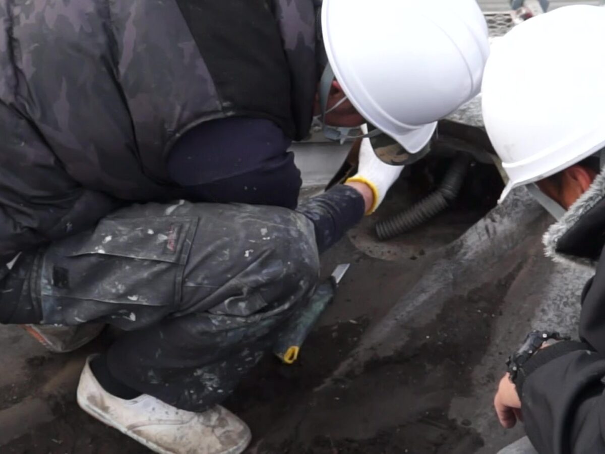 00075 - frame at 0m7s | 防水工事は神奈川県横浜市の横浜防水職人 既存ドレン確認