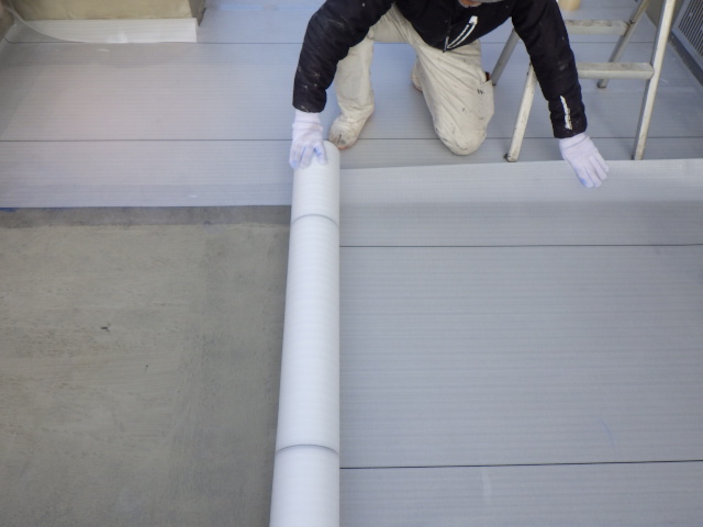 絶縁シート張り付け