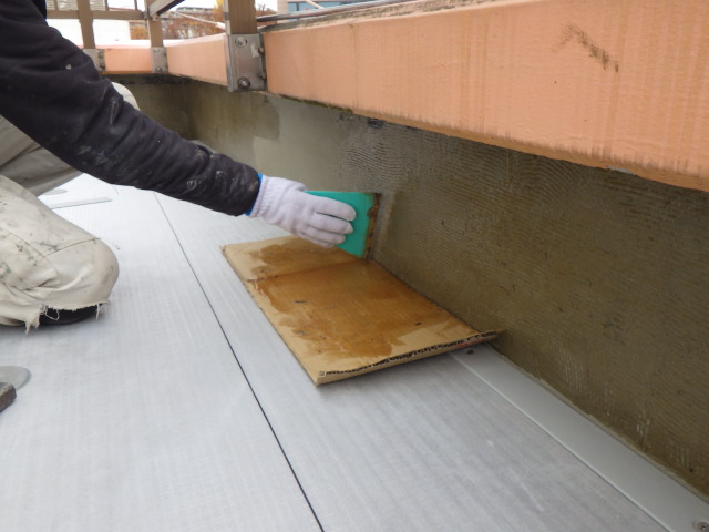 立上り接着剤塗布