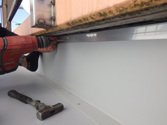 立上り端末金物取り付け