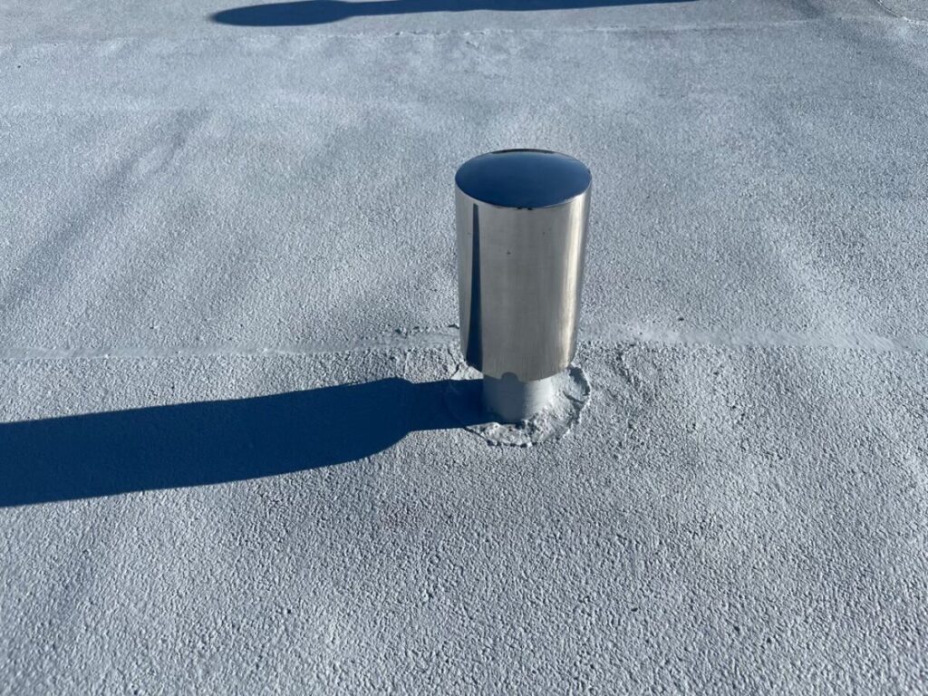 まわりの防水と保護塗装を仕上げた脱気筒