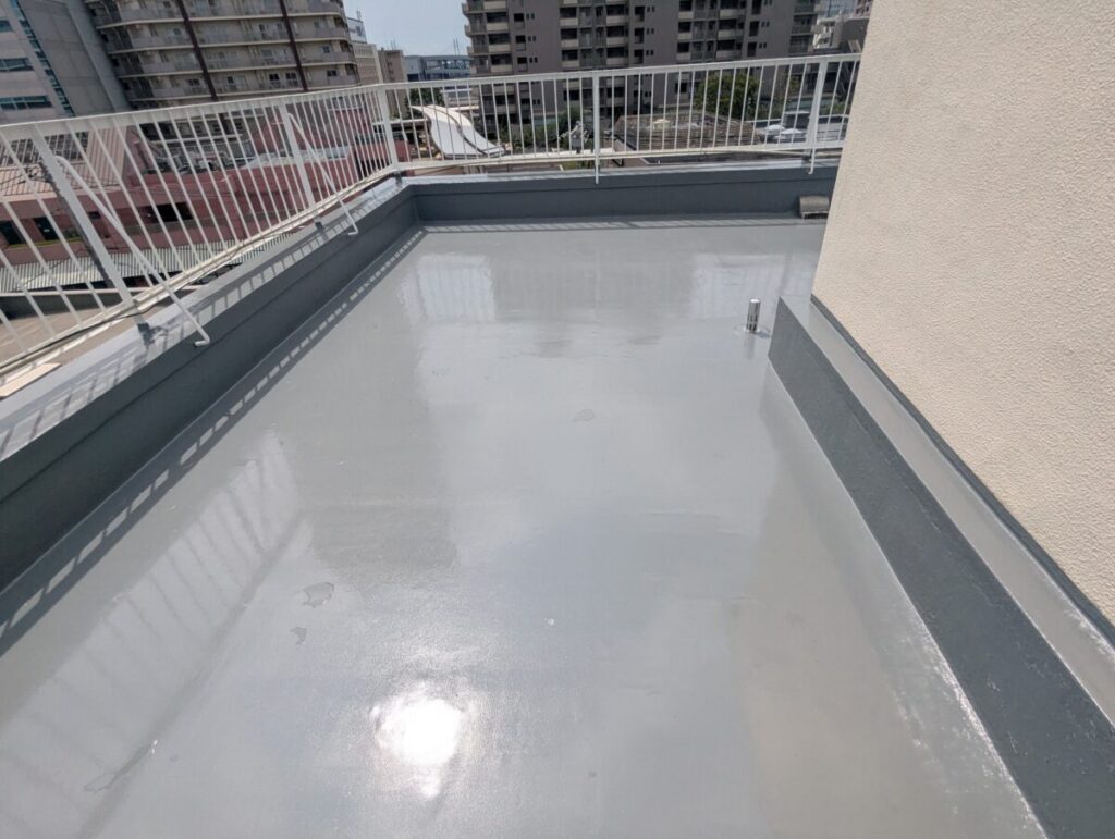 防水工事が完了した屋上の平場と立ち上がり。脱気筒のカバーも取り付けた状態です。