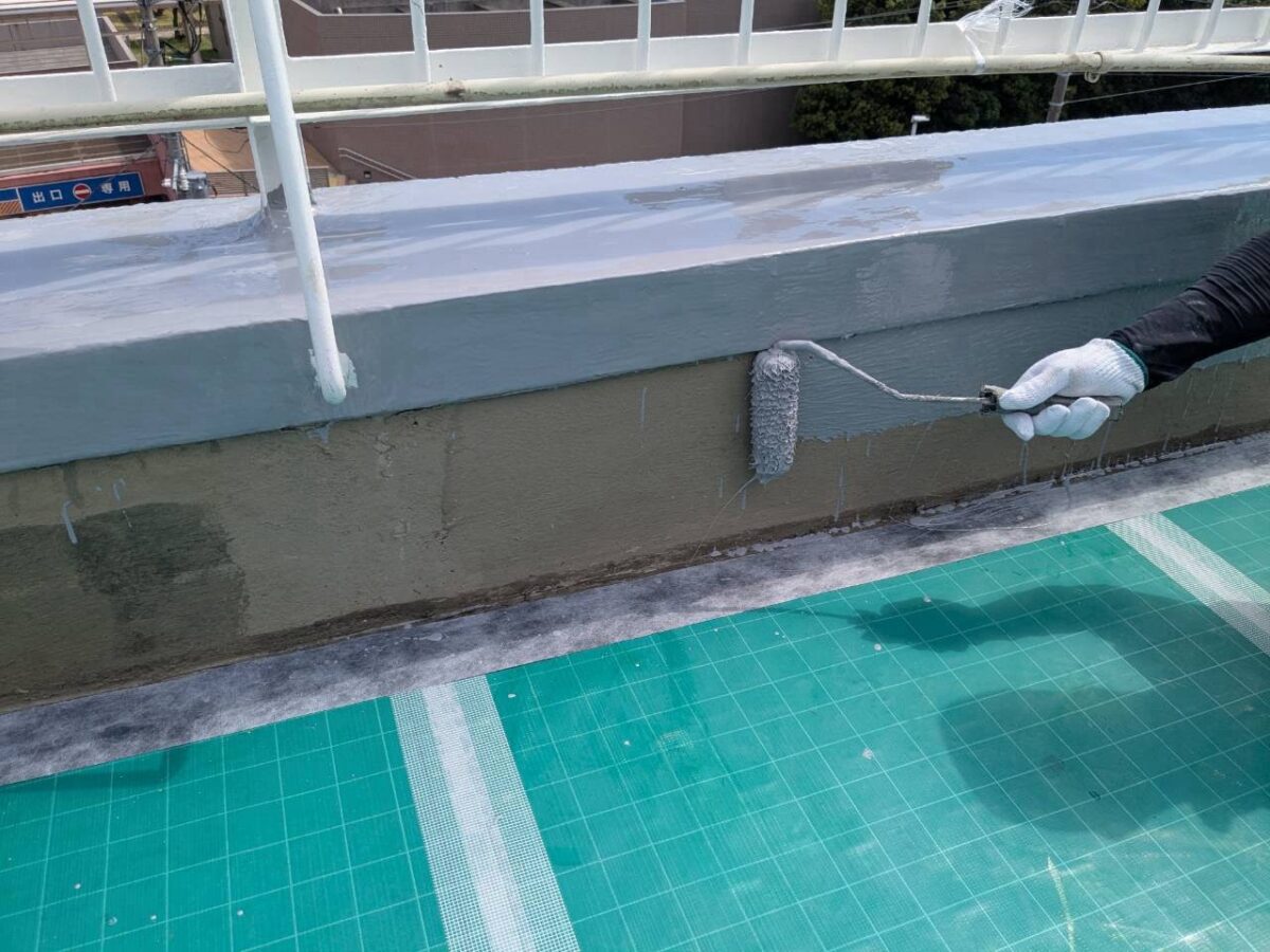 立ち上がりにウレタン防水材の1層目をローラーで塗り広げます。