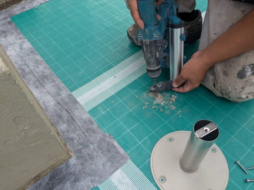 脱気筒の取り付け位置に穴を開けます。今回も部分的な穴開けは必要です。