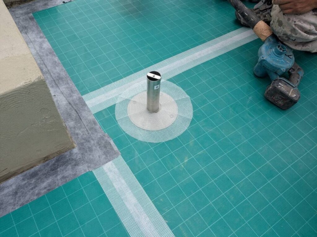 固定した脱気筒の根元をメッシュで補強します。