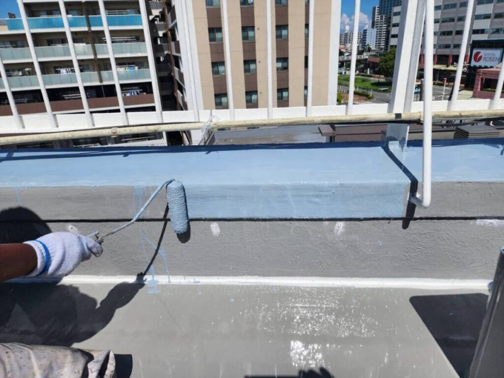 2層目も立ち上がりから。細かな部分まで塗り重ねます。