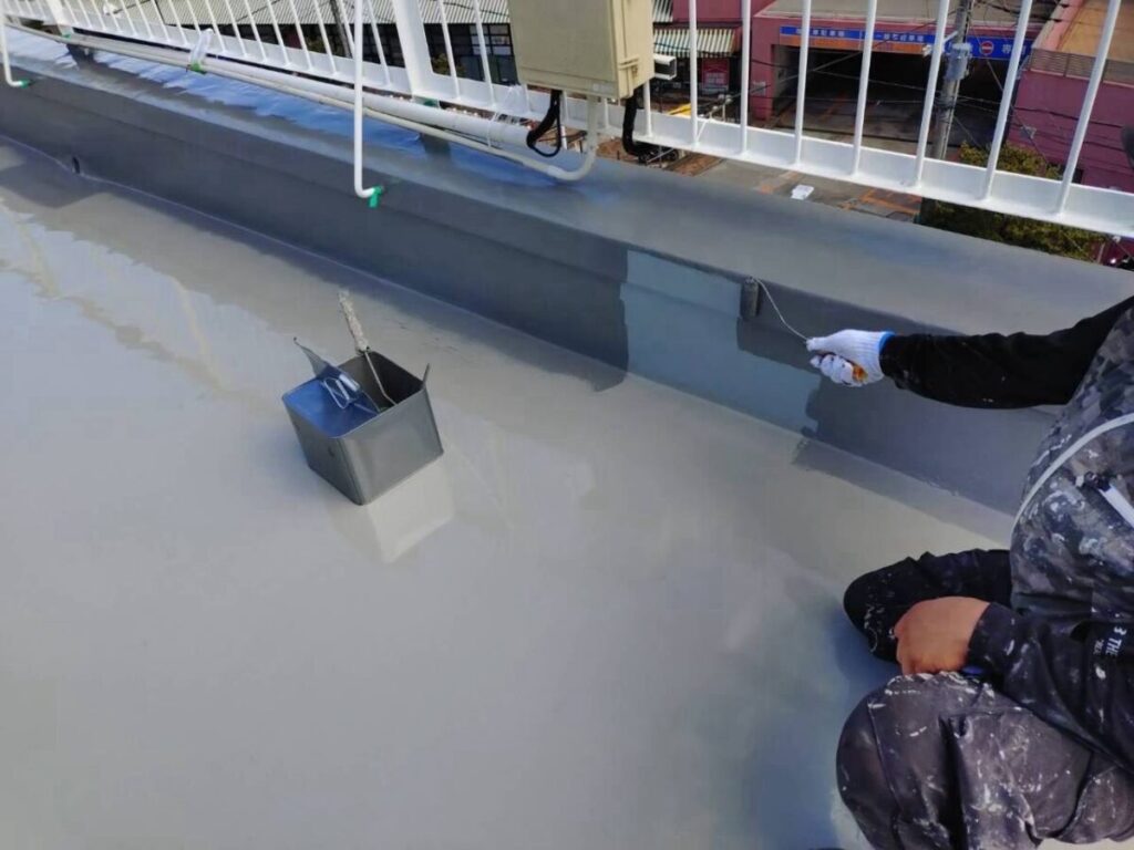 立ち上がりへトップコートを塗布し、防水層を保護します。