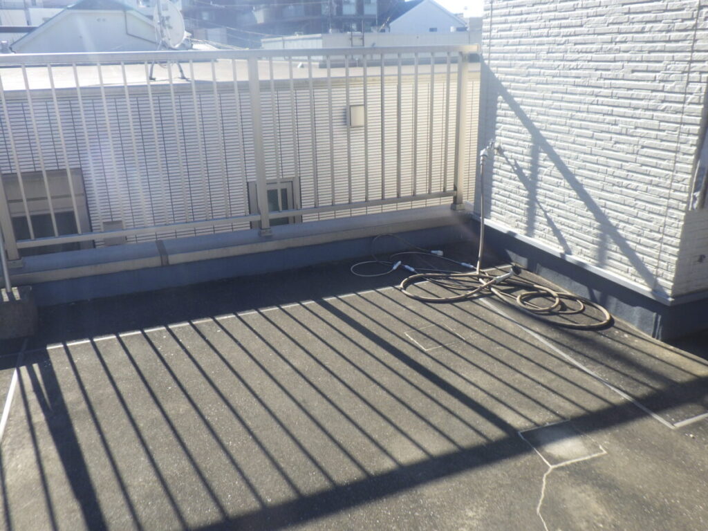 施工前の屋上床面と周囲の立ち上がり