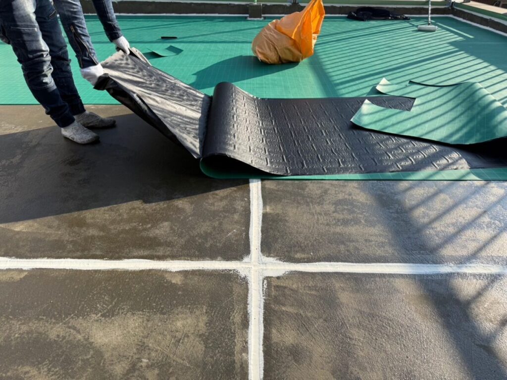 屋上に通気緩衝シートを敷き込む工程
