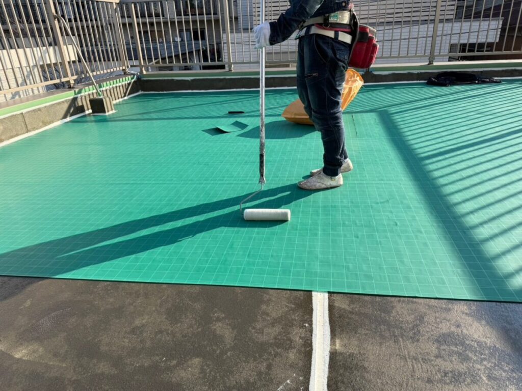 通気緩衝シート上でのローラー施工