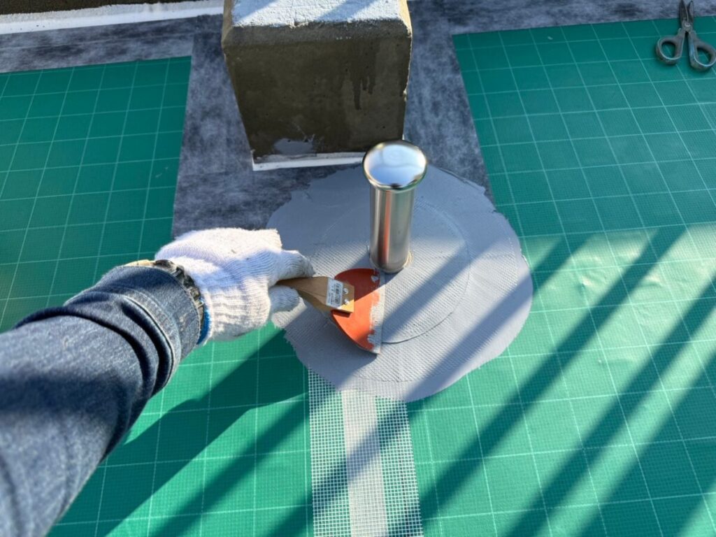 脱気筒の根元を補強する作業