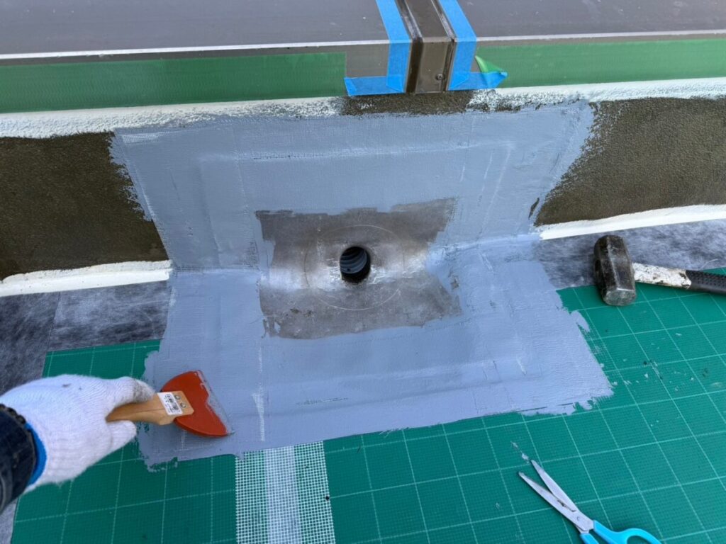 改修ドレンの周囲を補強する作業