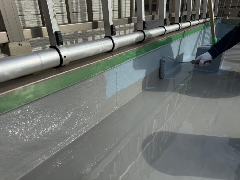 立ち上がりへ防水材を塗り広げる工程